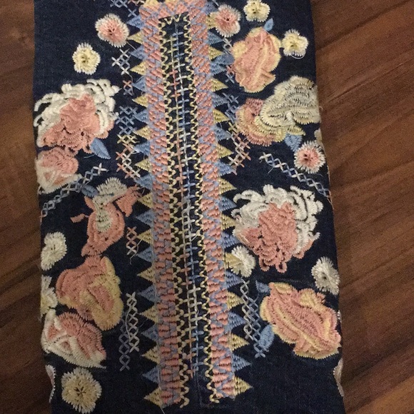🆕💙Listing. Embroidered Skinny Jeans - Picture 4 of 8
